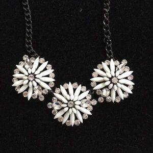 🌸🌸Statement flower necklace